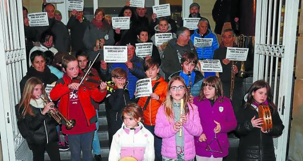 Acto de protesta. Alumnos y padres denunciaron la situación en la Kultur Etxea. 