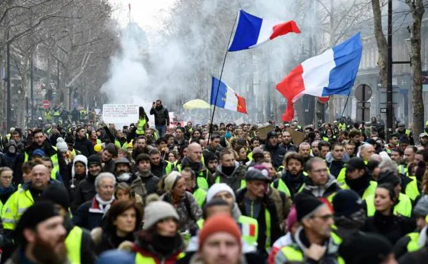 Cientos de personas se manifiestan por las calles de París.