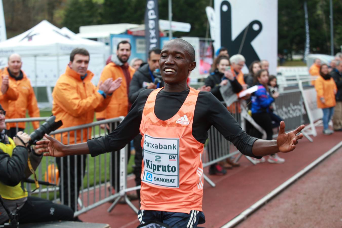 Cerca de mil participantes de diferentes categorías han disfrutado del Cross Juan Muguerza de Elgoibar, una de las mejores pruebas del mundo de campo a través