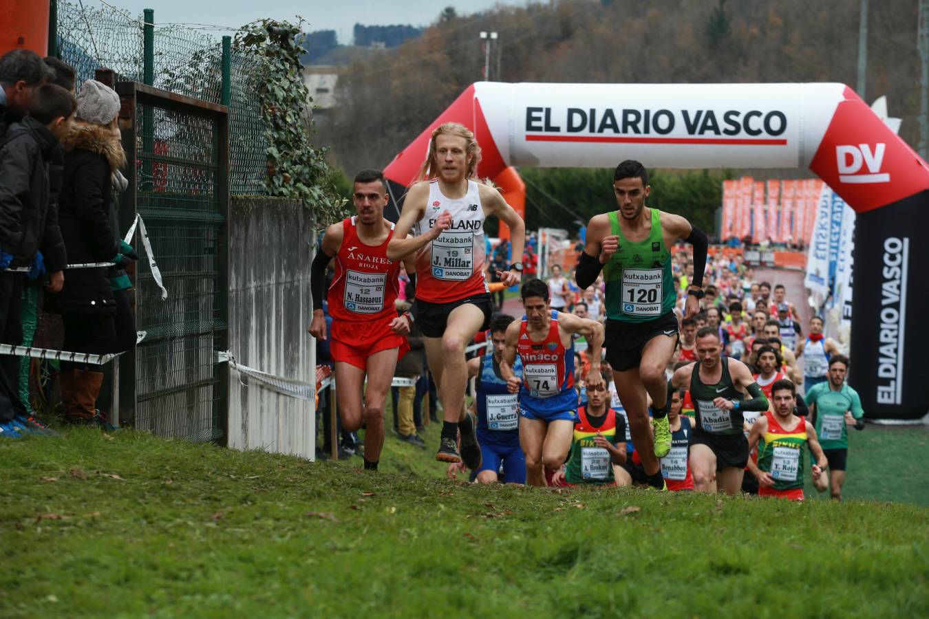Cerca de mil participantes de diferentes categorías han disfrutado del Cross Juan Muguerza de Elgoibar, una de las mejores pruebas del mundo de campo a través