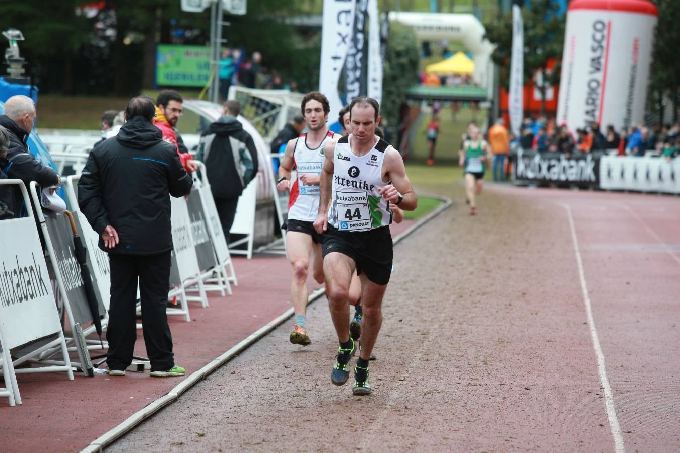 Cerca de mil participantes de diferentes categorías han disfrutado del Cross Juan Muguerza de Elgoibar, una de las mejores pruebas del mundo de campo a través