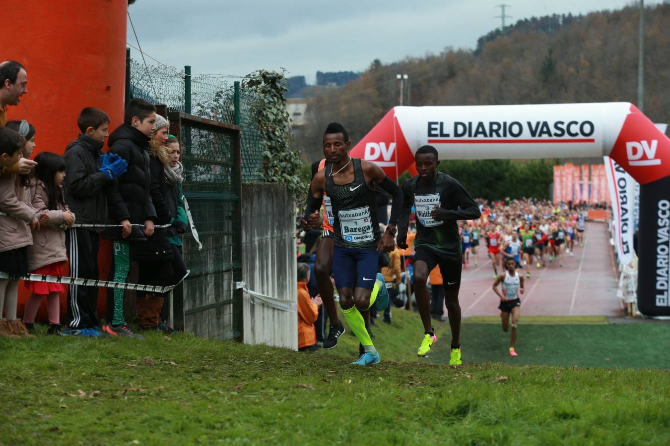 Cerca de mil participantes de diferentes categorías han disfrutado del Cross Juan Muguerza de Elgoibar, una de las mejores pruebas del mundo de campo a través