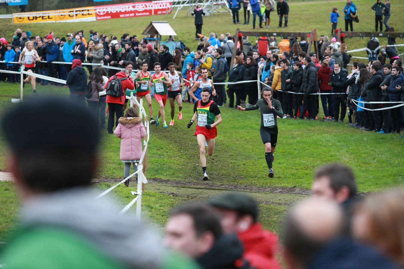 Cerca de mil participantes de diferentes categorías han disfrutado del Cross Juan Muguerza de Elgoibar, una de las mejores pruebas del mundo de campo a través