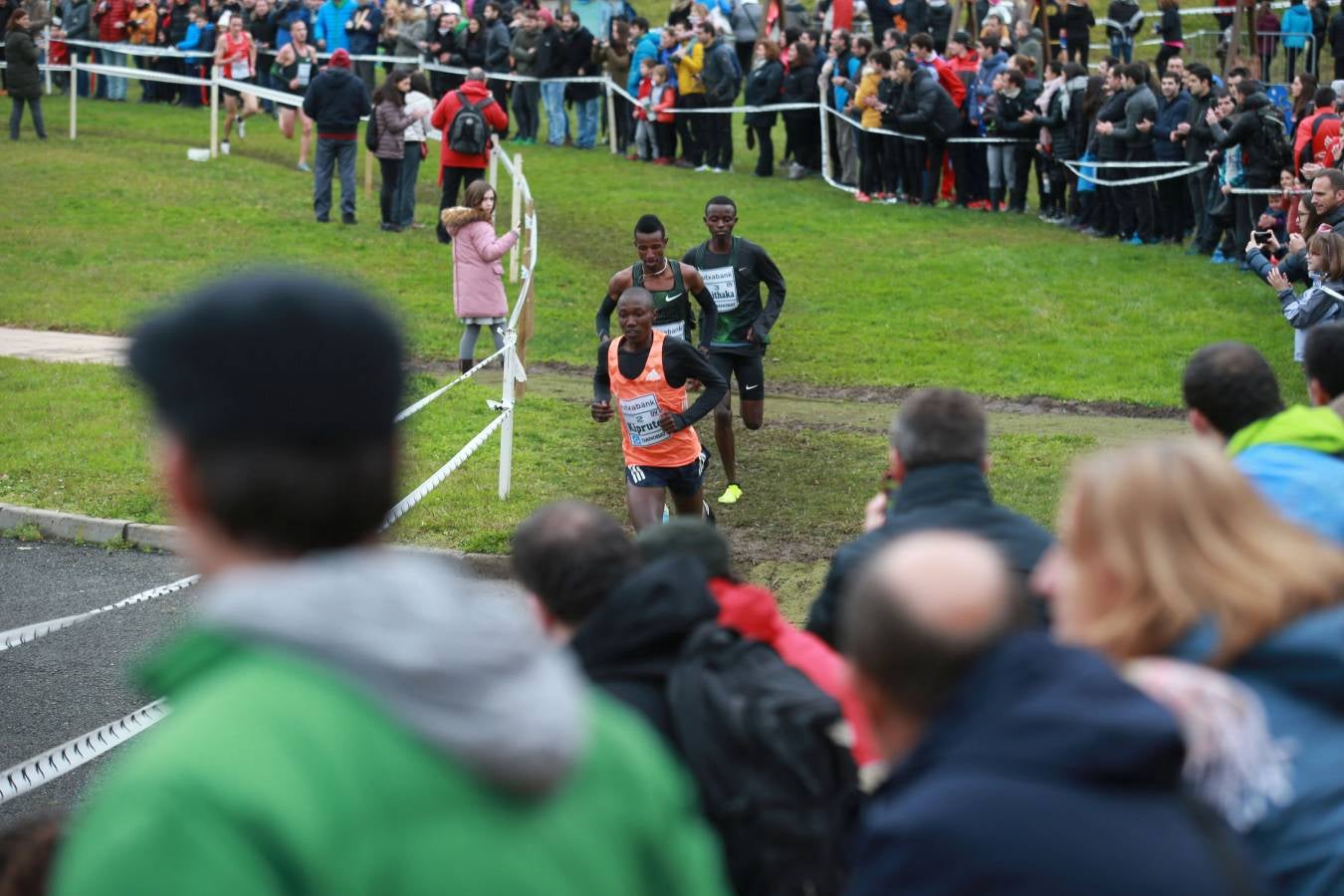 Cerca de mil participantes de diferentes categorías han disfrutado del Cross Juan Muguerza de Elgoibar, una de las mejores pruebas del mundo de campo a través