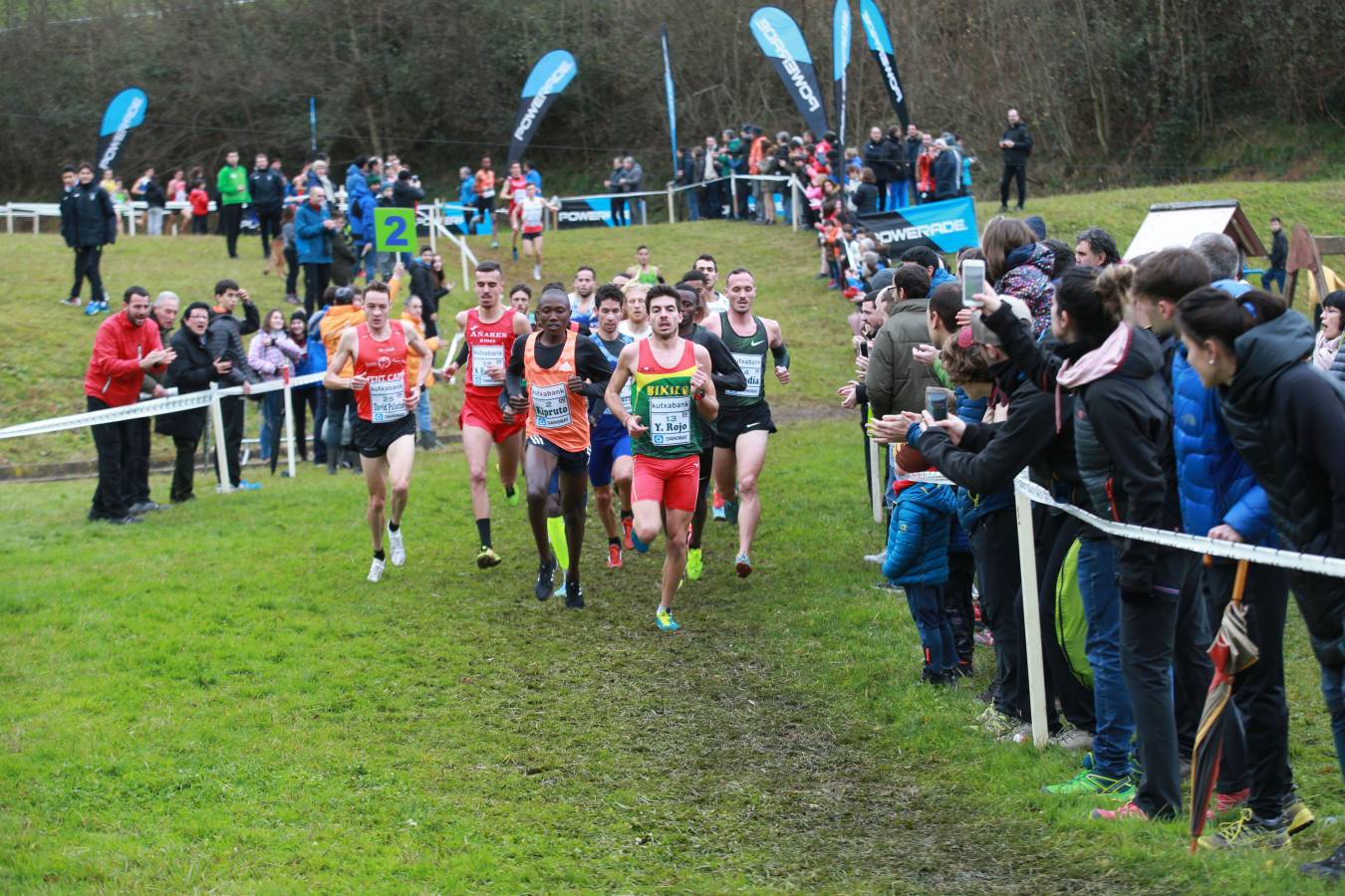 Cerca de mil participantes de diferentes categorías han disfrutado del Cross Juan Muguerza de Elgoibar, una de las mejores pruebas del mundo de campo a través