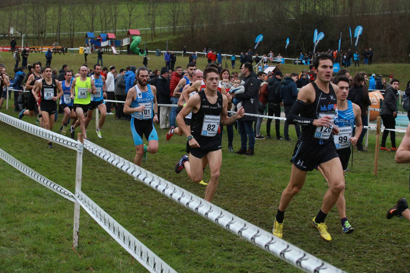 Cerca de mil participantes de diferentes categorías han disfrutado del Cross Juan Muguerza de Elgoibar, una de las mejores pruebas del mundo de campo a través