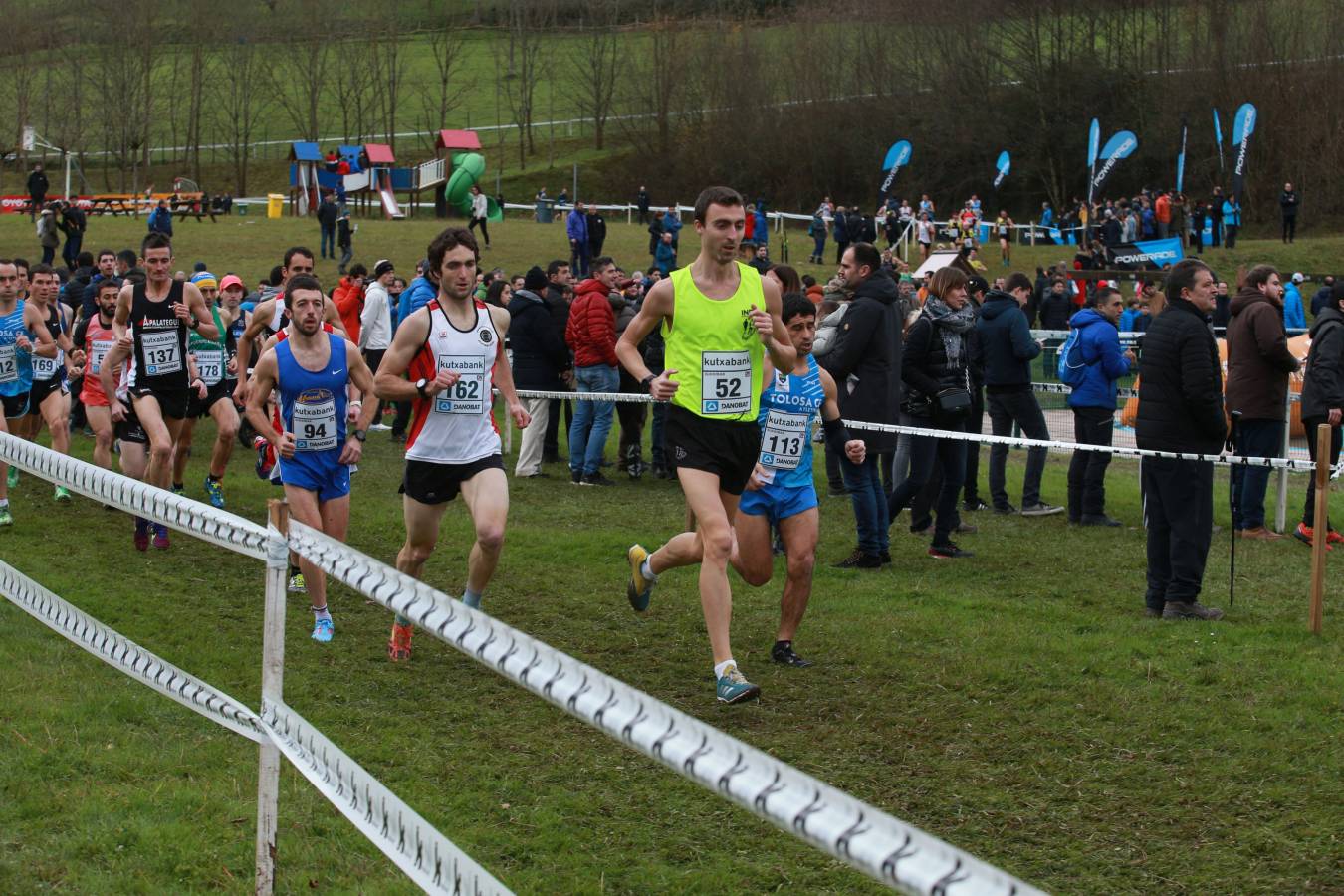 Cerca de mil participantes de diferentes categorías han disfrutado del Cross Juan Muguerza de Elgoibar, una de las mejores pruebas del mundo de campo a través