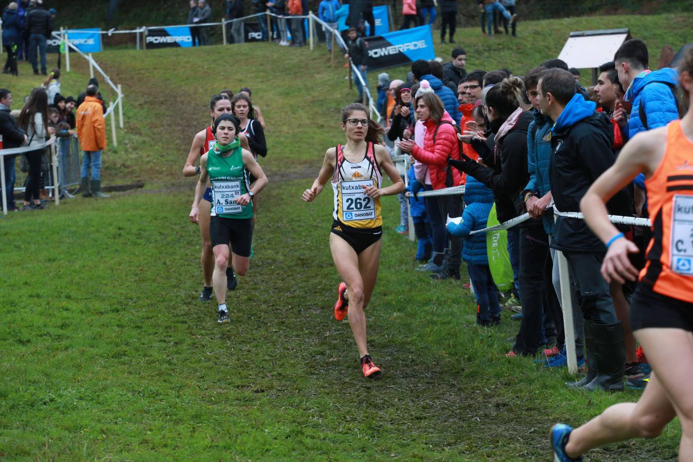 Cerca de mil participantes de diferentes categorías han disfrutado del Cross Juan Muguerza de Elgoibar, una de las mejores pruebas del mundo de campo a través
