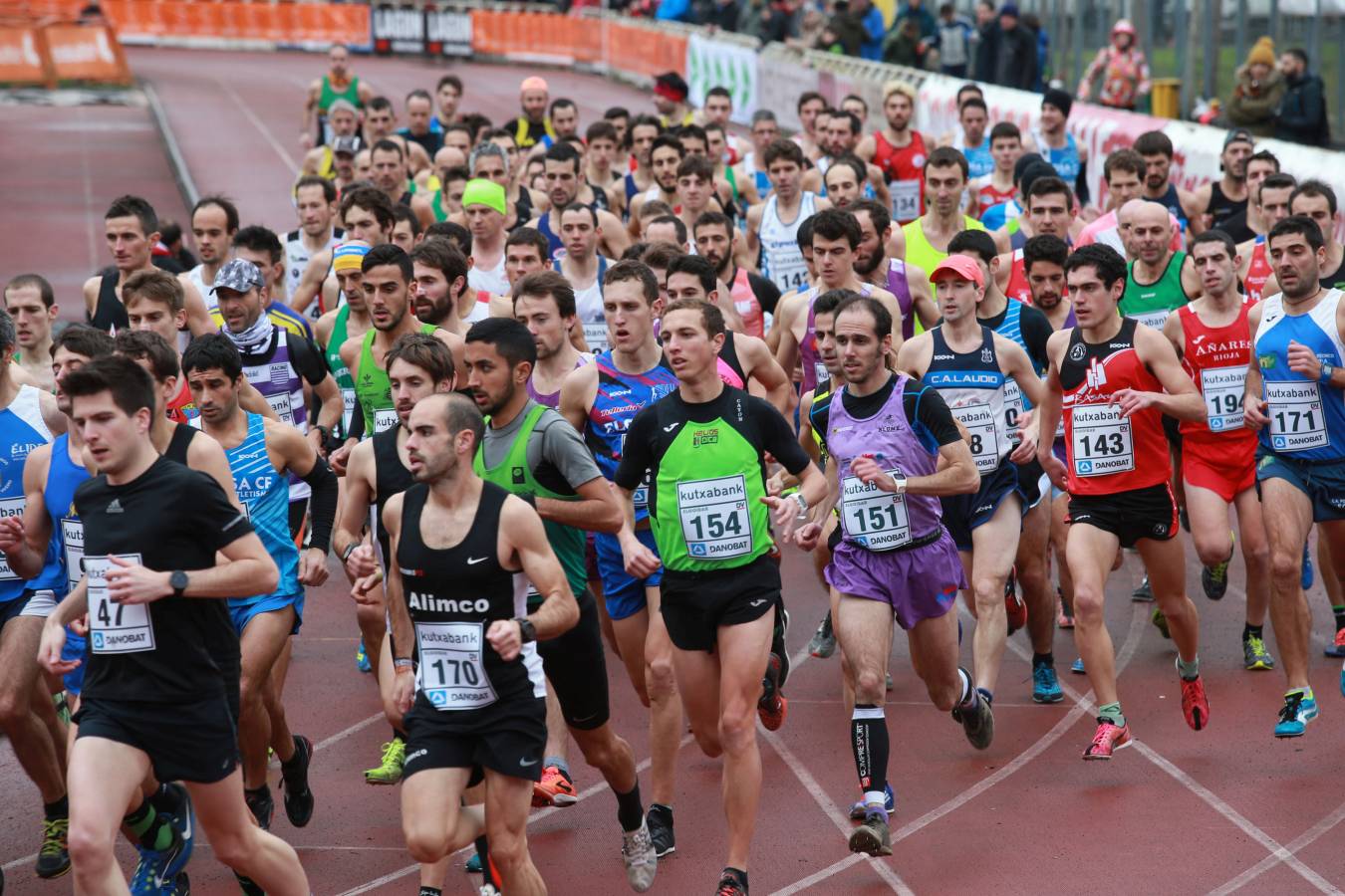 Cerca de mil participantes de diferentes categorías han disfrutado del Cross Juan Muguerza de Elgoibar, una de las mejores pruebas del mundo de campo a través