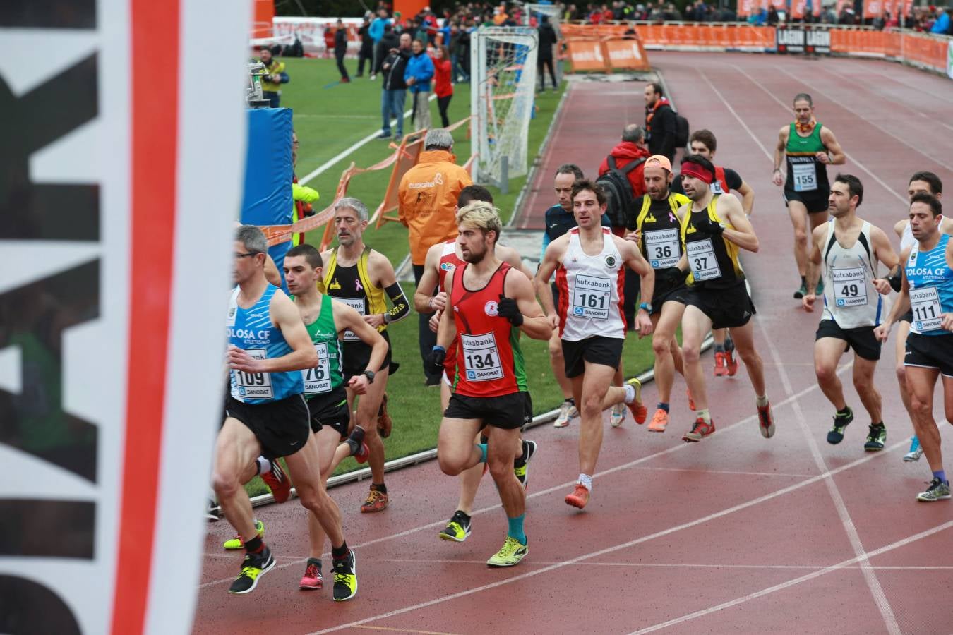 Cerca de mil participantes de diferentes categorías han disfrutado del Cross Juan Muguerza de Elgoibar, una de las mejores pruebas del mundo de campo a través
