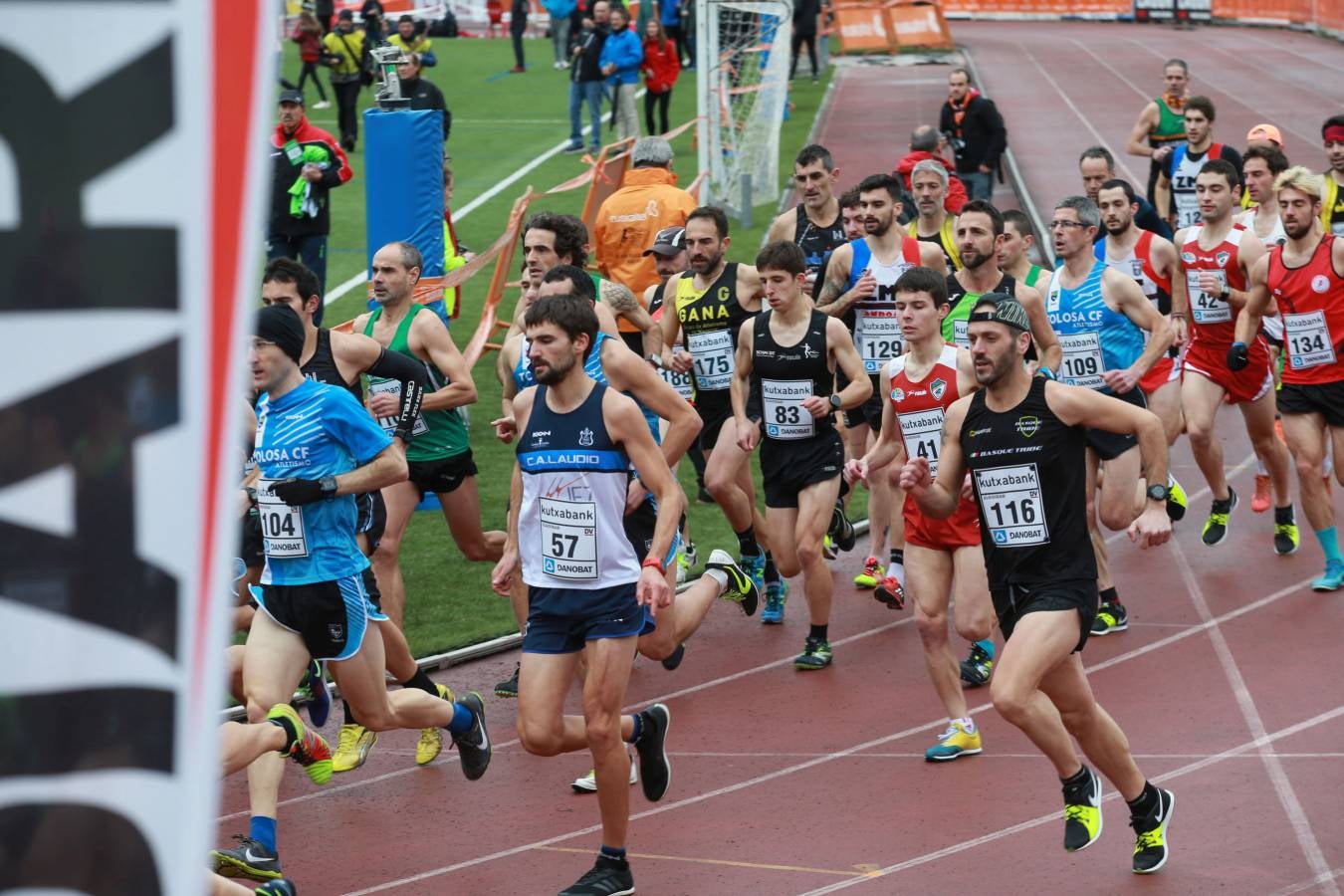 Cerca de mil participantes de diferentes categorías han disfrutado del Cross Juan Muguerza de Elgoibar, una de las mejores pruebas del mundo de campo a través