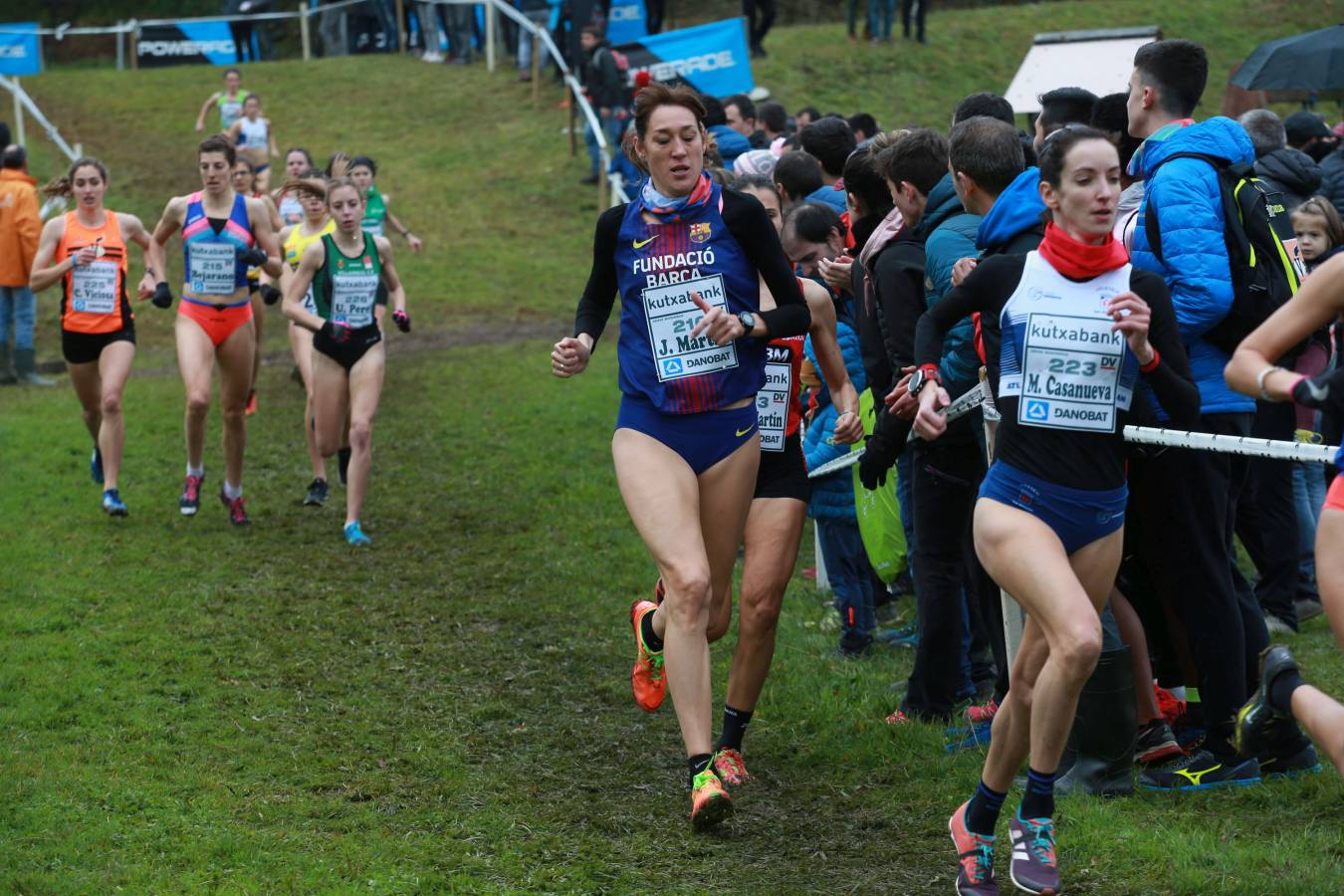 Cerca de mil participantes de diferentes categorías han disfrutado del Cross Juan Muguerza de Elgoibar, una de las mejores pruebas del mundo de campo a través