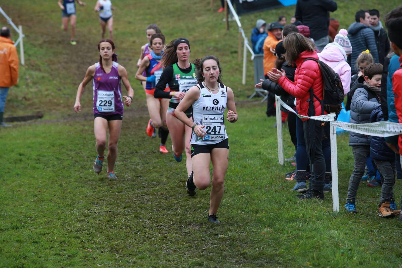 Cerca de mil participantes de diferentes categorías han disfrutado del Cross Juan Muguerza de Elgoibar, una de las mejores pruebas del mundo de campo a través
