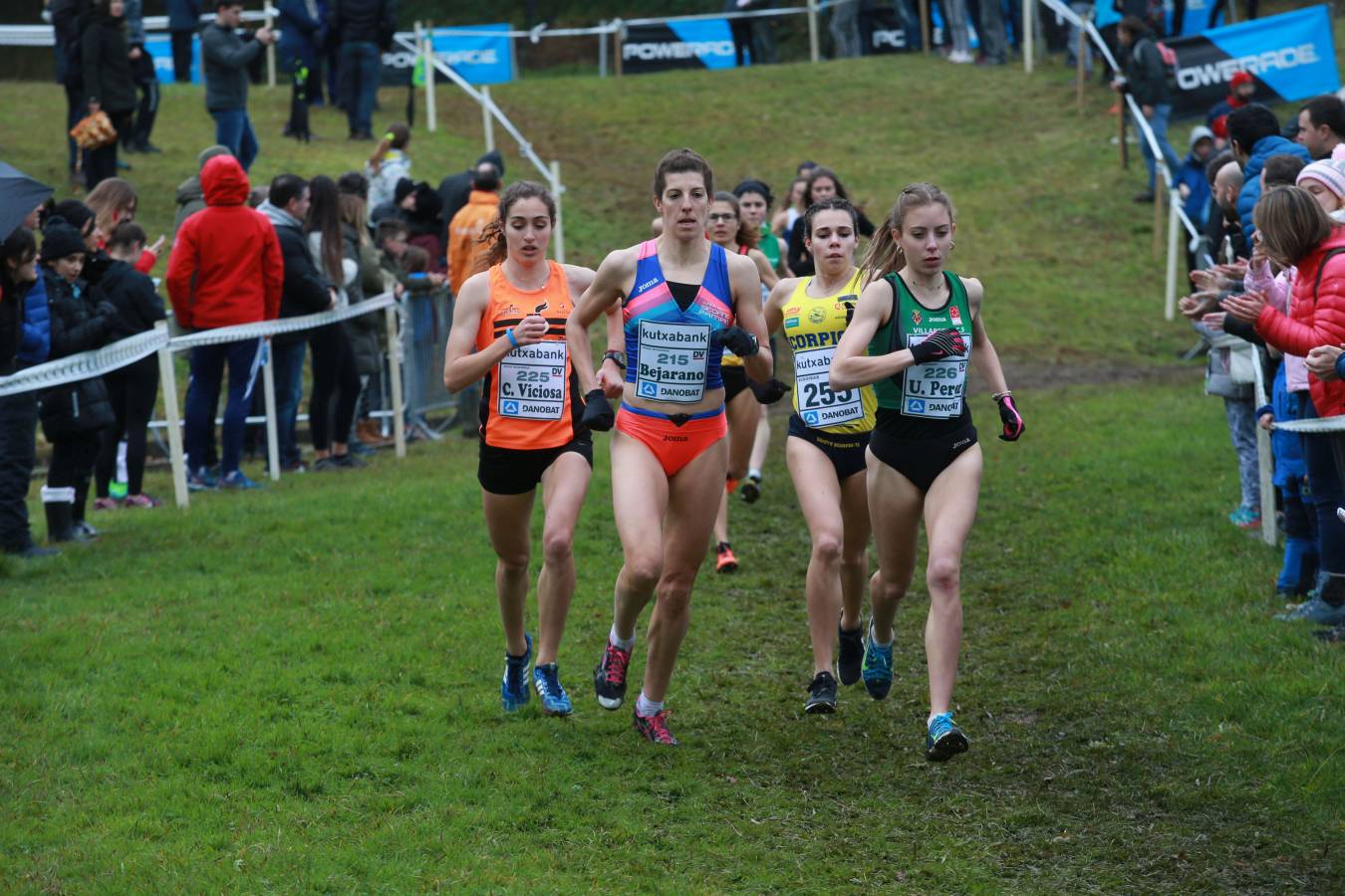 Cerca de mil participantes de diferentes categorías han disfrutado del Cross Juan Muguerza de Elgoibar, una de las mejores pruebas del mundo de campo a través