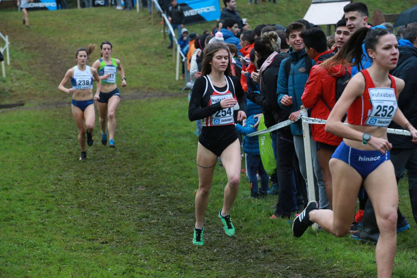 Cerca de mil participantes de diferentes categorías han disfrutado del Cross Juan Muguerza de Elgoibar, una de las mejores pruebas del mundo de campo a través