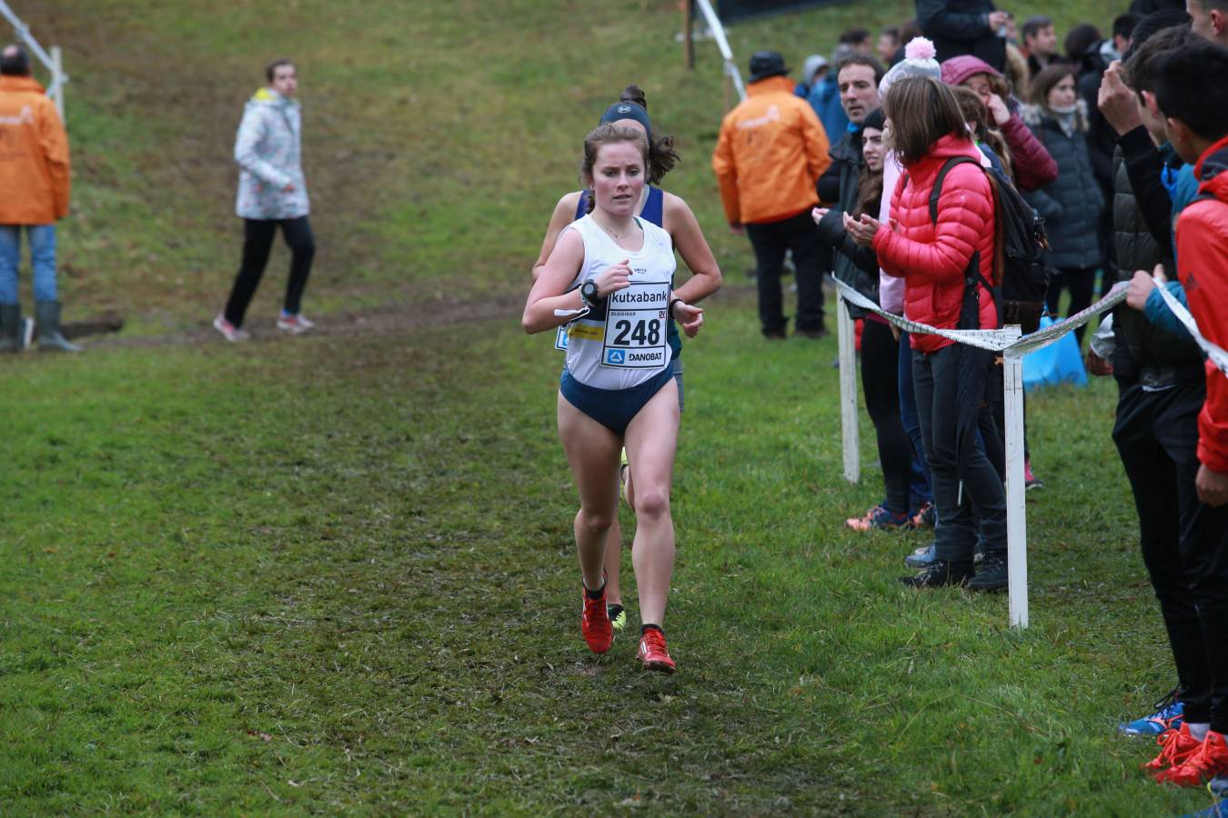 Cerca de mil participantes de diferentes categorías han disfrutado del Cross Juan Muguerza de Elgoibar, una de las mejores pruebas del mundo de campo a través