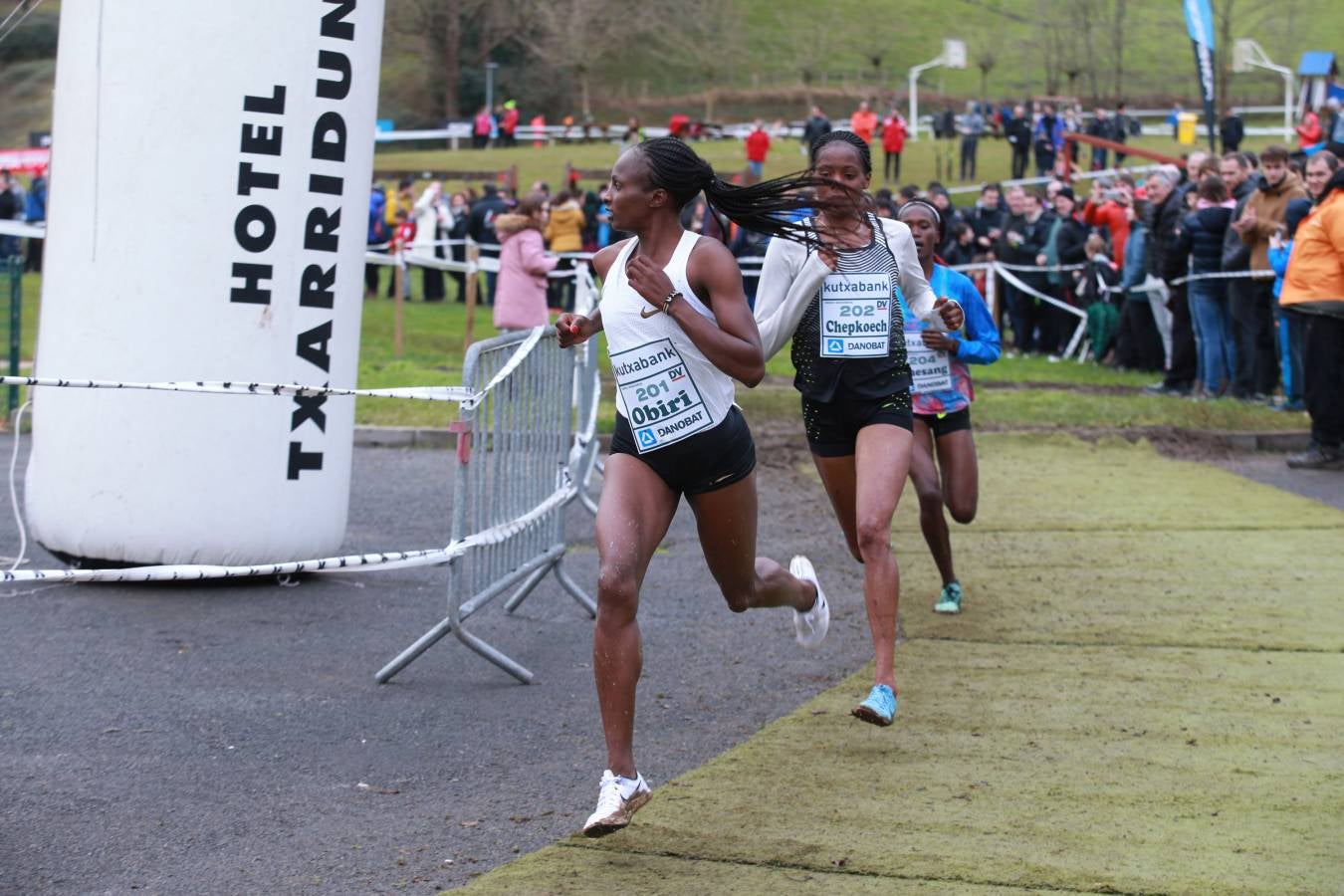 Cerca de mil participantes de diferentes categorías han disfrutado del Cross Juan Muguerza de Elgoibar, una de las mejores pruebas del mundo de campo a través