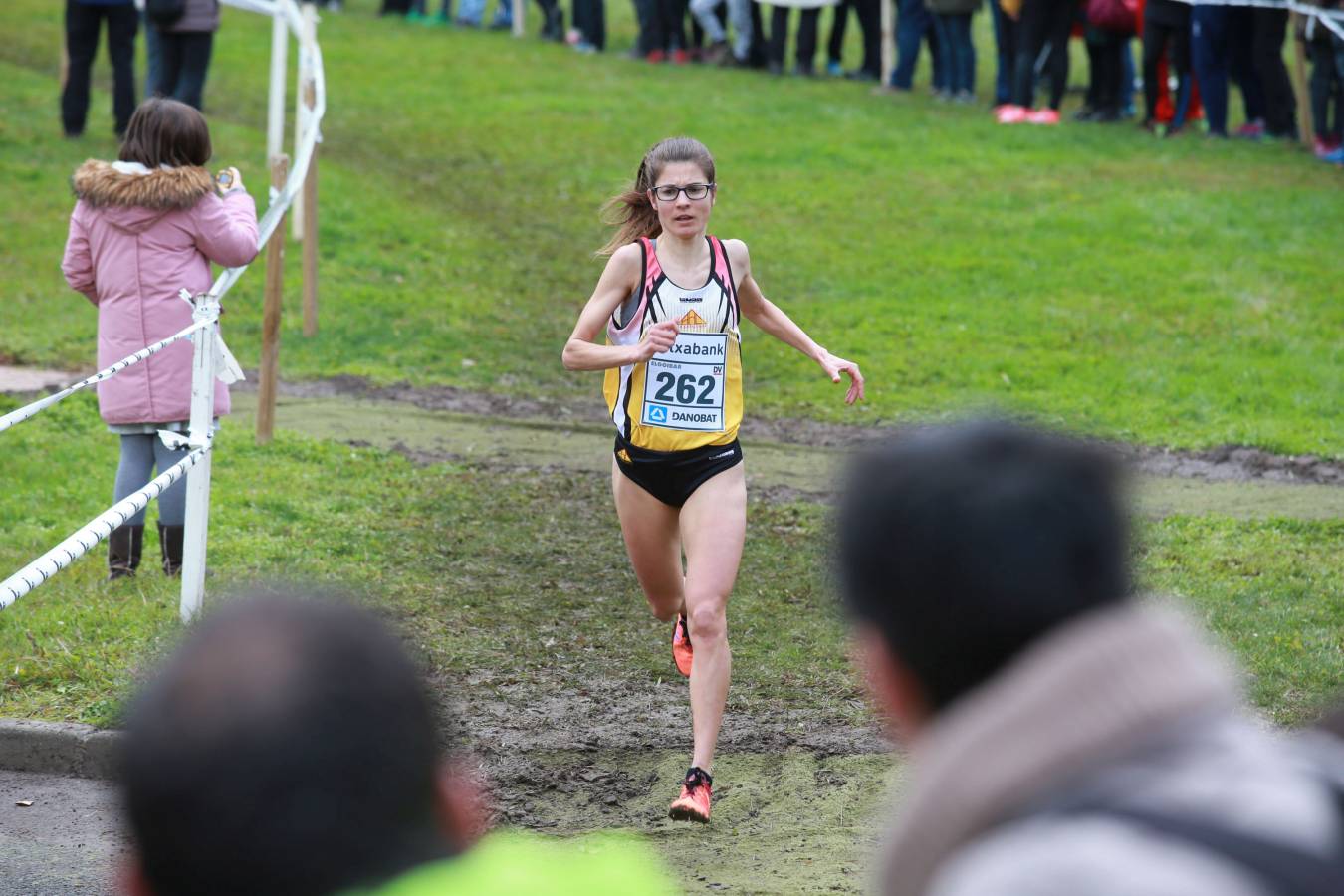 Cerca de mil participantes de diferentes categorías han disfrutado del Cross Juan Muguerza de Elgoibar, una de las mejores pruebas del mundo de campo a través