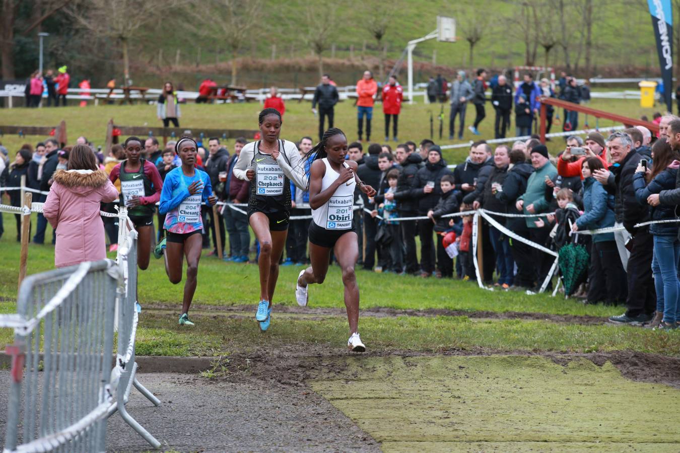 Cerca de mil participantes de diferentes categorías han disfrutado del Cross Juan Muguerza de Elgoibar, una de las mejores pruebas del mundo de campo a través