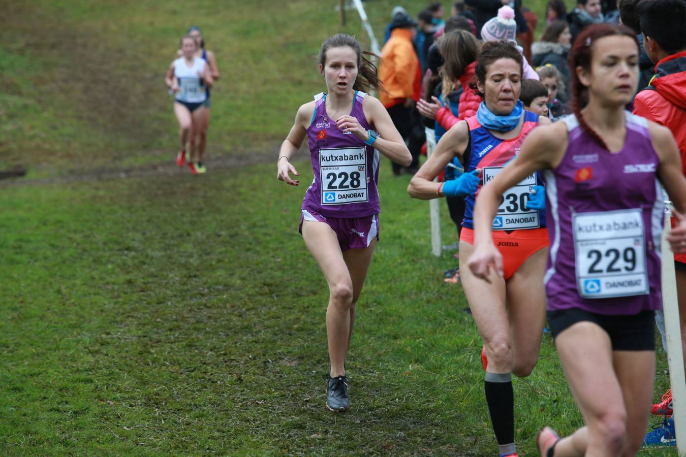 Cerca de mil participantes de diferentes categorías han disfrutado del Cross Juan Muguerza de Elgoibar, una de las mejores pruebas del mundo de campo a través