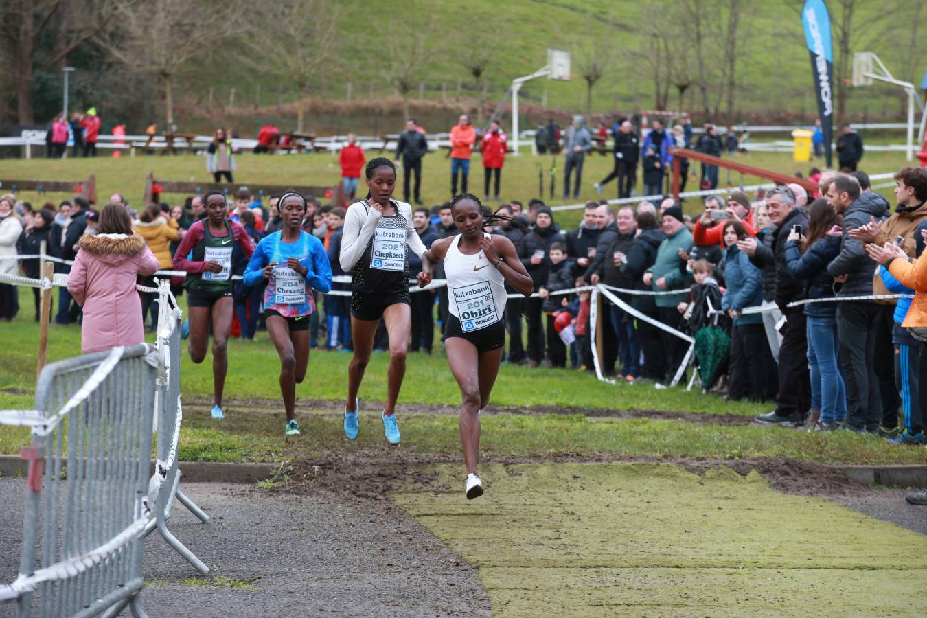 Cerca de mil participantes de diferentes categorías han disfrutado del Cross Juan Muguerza de Elgoibar, una de las mejores pruebas del mundo de campo a través