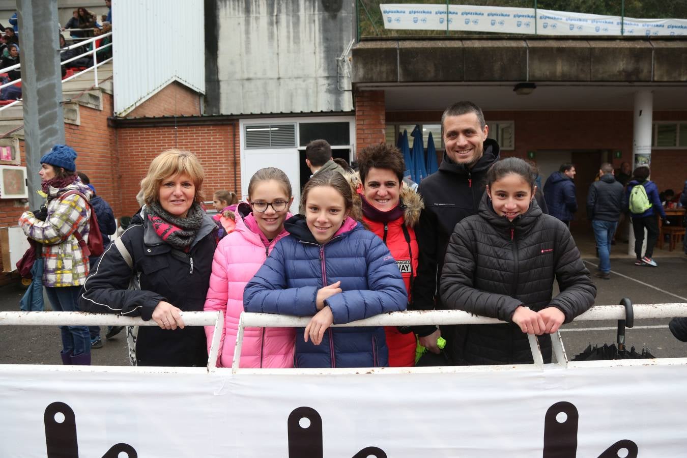 Cientos de aficionados se han acercado a Mintxeta para disfrutar del Cross Juan Muguerza de Elgoibar