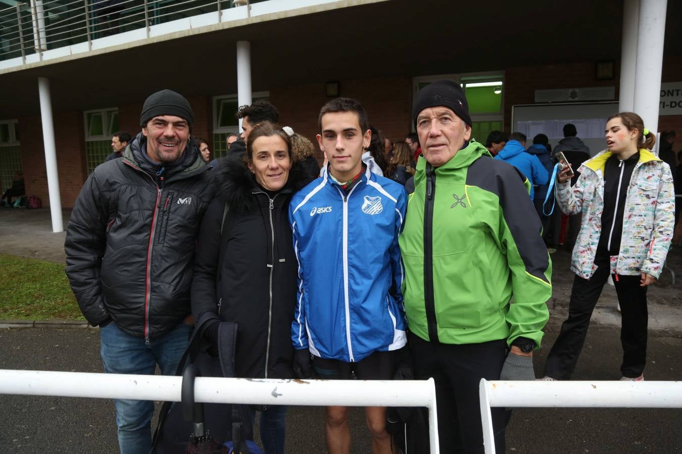 Cientos de aficionados se han acercado a Mintxeta para disfrutar del Cross Juan Muguerza de Elgoibar