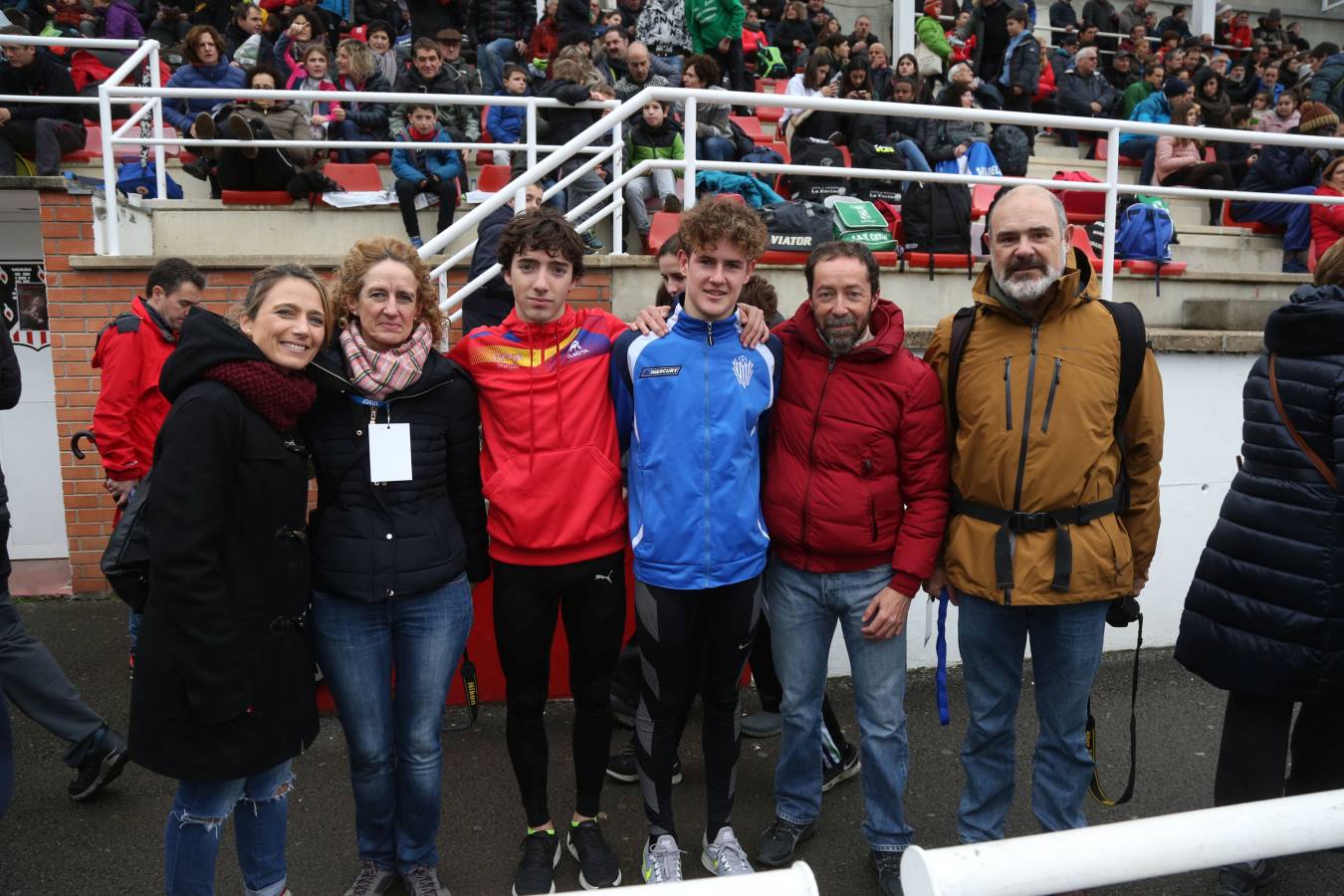 Cientos de aficionados se han acercado a Mintxeta para disfrutar del Cross Juan Muguerza de Elgoibar