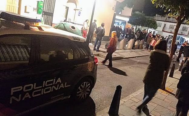 Coche de policía en la zona. 