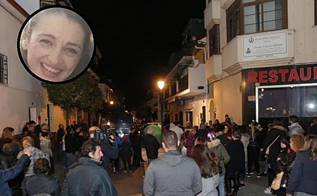 Vecinos junto al edificio donde se produjo en crimen. En la imagen superior, Leonor, la víctima. 