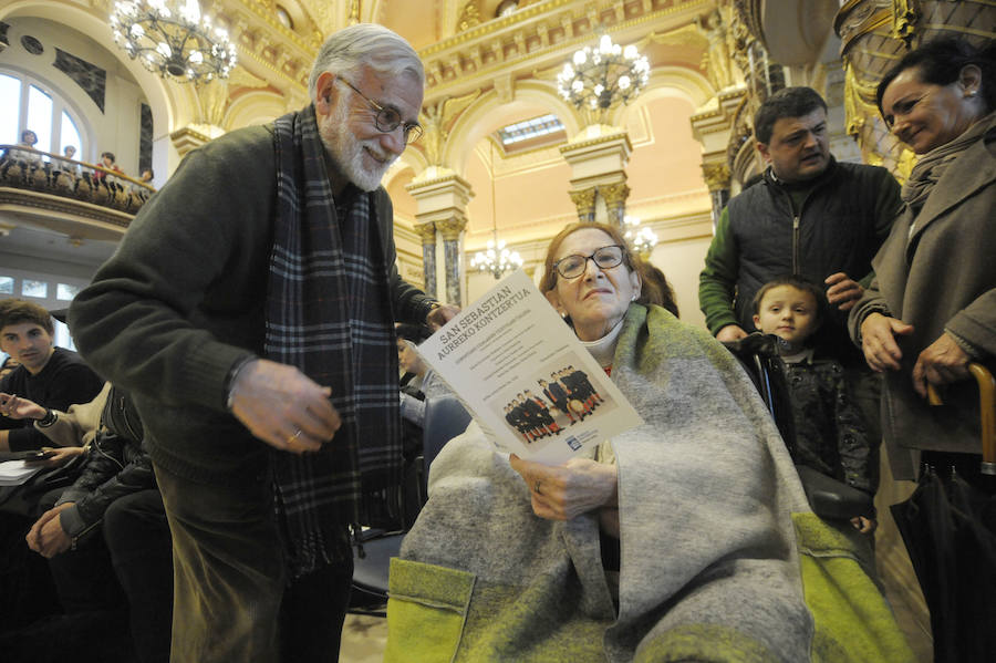 La Banda Municipal de Txistularis de Donostia anunció el domingo la inminente llegada del día del patrón. El salón de plenos del consistorio donostiarra albergó el tradicional concierto dirigido por Jose Ignazio Ansorena