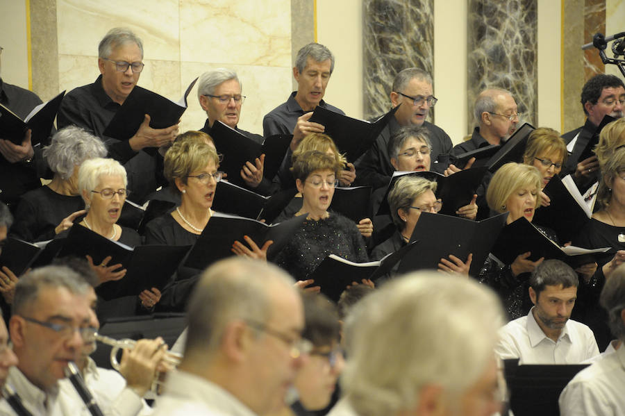 La Banda Municipal de Txistularis de Donostia anunció el domingo la inminente llegada del día del patrón. El salón de plenos del consistorio donostiarra albergó el tradicional concierto dirigido por Jose Ignazio Ansorena