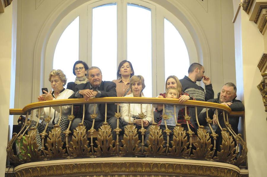 La Banda Municipal de Txistularis de Donostia anunció el domingo la inminente llegada del día del patrón. El salón de plenos del consistorio donostiarra albergó el tradicional concierto dirigido por Jose Ignazio Ansorena