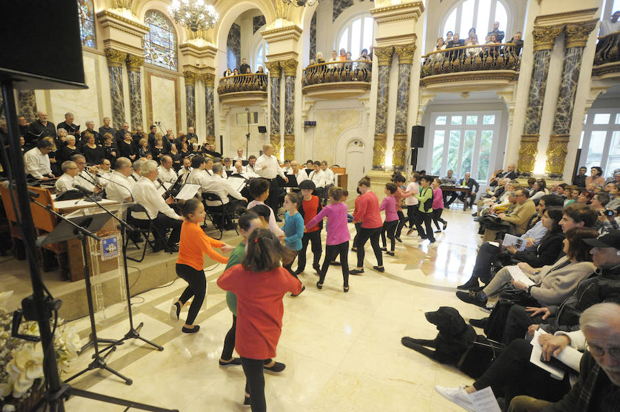 La Banda Municipal de Txistularis de Donostia anunció el domingo la inminente llegada del día del patrón. El salón de plenos del consistorio donostiarra albergó el tradicional concierto dirigido por Jose Ignazio Ansorena