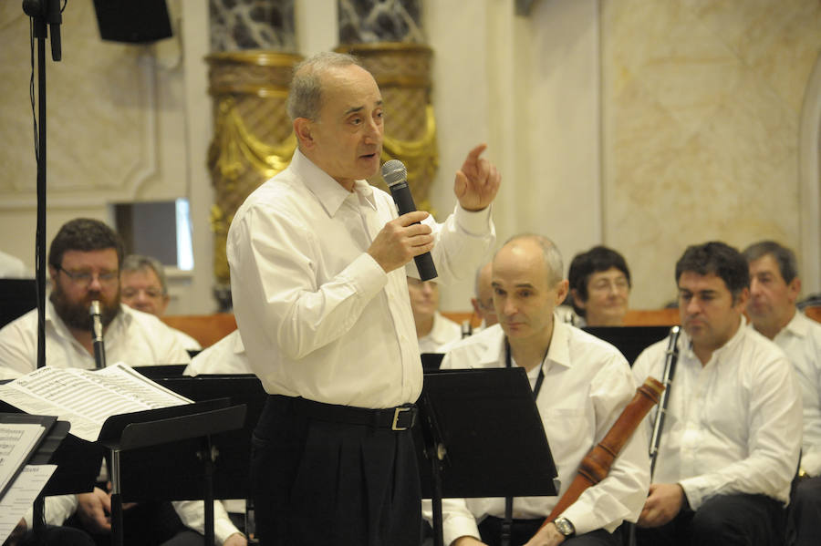 La Banda Municipal de Txistularis de Donostia anunció el domingo la inminente llegada del día del patrón. El salón de plenos del consistorio donostiarra albergó el tradicional concierto dirigido por Jose Ignazio Ansorena