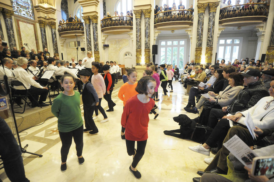 La Banda Municipal de Txistularis de Donostia anunció el domingo la inminente llegada del día del patrón. El salón de plenos del consistorio donostiarra albergó el tradicional concierto dirigido por Jose Ignazio Ansorena