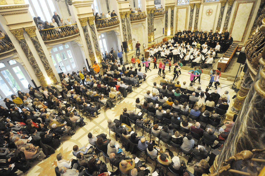 La Banda Municipal de Txistularis de Donostia anunció el domingo la inminente llegada del día del patrón. El salón de plenos del consistorio donostiarra albergó el tradicional concierto dirigido por Jose Ignazio Ansorena