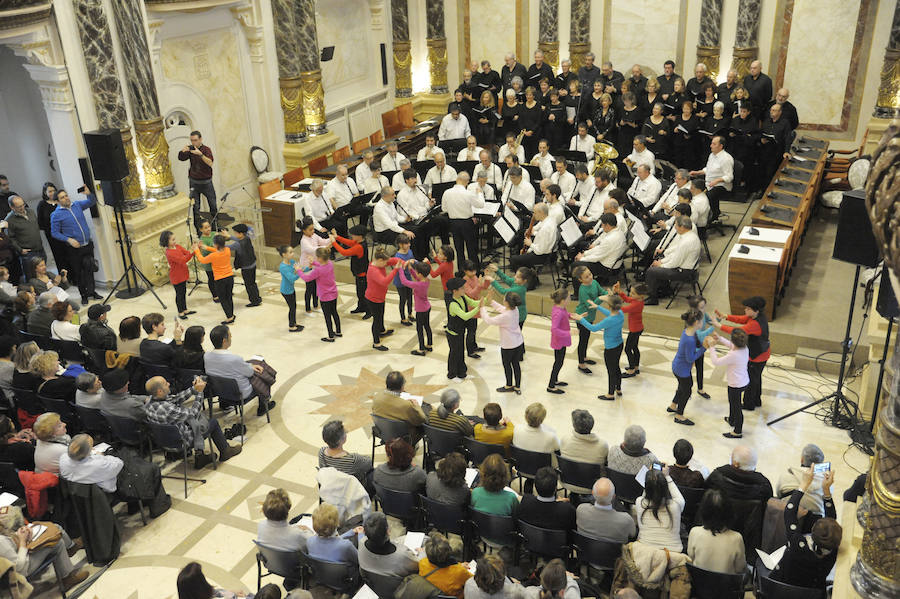 La Banda Municipal de Txistularis de Donostia anunció el domingo la inminente llegada del día del patrón. El salón de plenos del consistorio donostiarra albergó el tradicional concierto dirigido por Jose Ignazio Ansorena