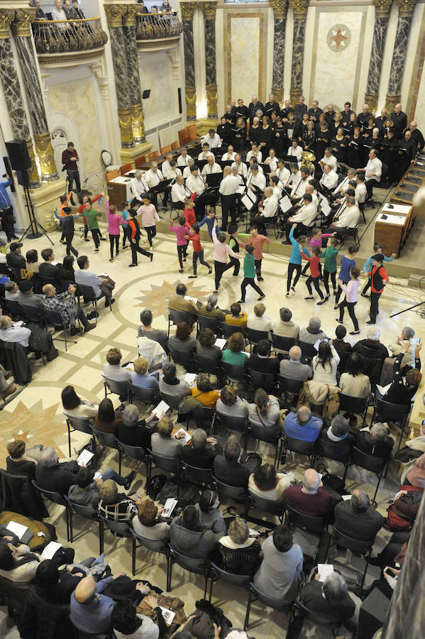 La Banda Municipal de Txistularis de Donostia anunció el domingo la inminente llegada del día del patrón. El salón de plenos del consistorio donostiarra albergó el tradicional concierto dirigido por Jose Ignazio Ansorena