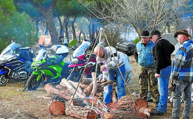 Un grupo de motoristas se dispone a almorzar en la concentración 'Pingüinos'. 