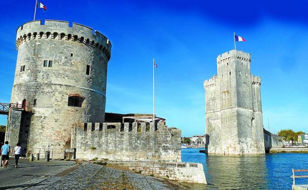 Imagen principal - La Rochelle es el centro turístico de la zona, una localidad donde la entrada al puerto viejo está dominada por las torres de las Cadenas y San Nicolás. Debajo, pasear por las murallas exteriores de Brouage es una delicia. A la derecha, las casas de colores de Chateau d'Oléron 