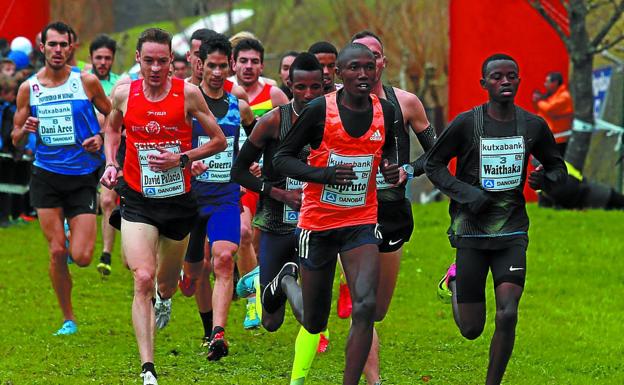 Kipruto, de naranja, tira del grupo en el cross de Elgoibar, el pasado domingo.