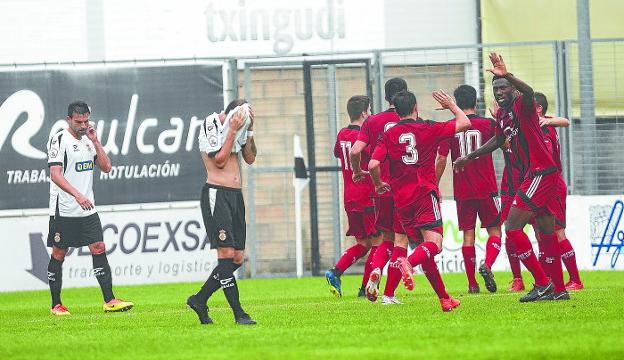 Los unionistas Garrido y Etxaburu, cabizbajos tras un gol de un equipo rival. 
