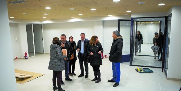 El alcalde, los delegados de Obras y Participación Ciudadana y el presidente de la A VV Anaka-Puiana visitaron ayer el local. 