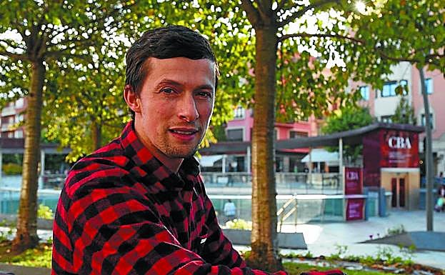 Crowley posa en las calles de Irun. 