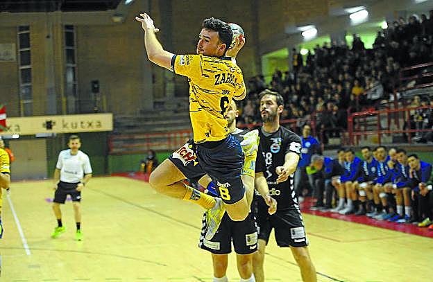 Mikel Zabala volvió a jugar en Ipurua, pero esta vez vestido de amarillo. 