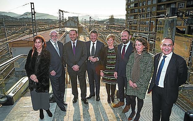 Pardo de Vera, Loza, Ábalos, Santano, Tapia, Itxaso, Garmendia y Páez posan ante la zona ferroviaria en la que se va a actuar.