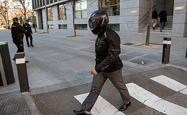 Sergio Ríos, el exchófer de Luis Bárcenas, a la salida tras una comparecencia en la Audiencia Nacional.