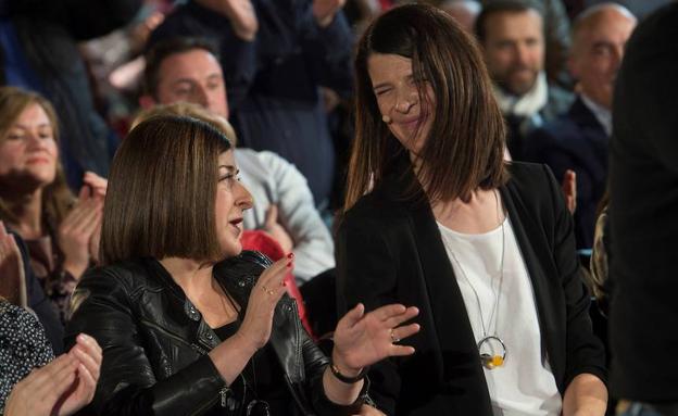 La presidenta del PP de Cantabria, María José Sáenz de Buruaga (i), y la candidata del PP al Gobierno de Cantabria, Ruth Beitia. 