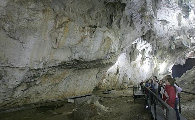 Un grupo de escolares examina las paredes de Cullalvera.